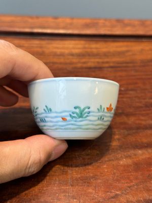 Een Chinese doucai kop met goudvissen, Cai Hua Tang Zhi 彩華堂製 merk, 18e eeuw — foto 2