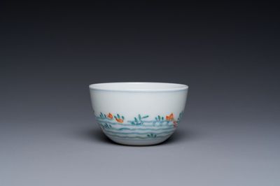 Een Chinese doucai kop met goudvissen, Cai Hua Tang Zhi 彩華堂製 merk, 18e eeuw