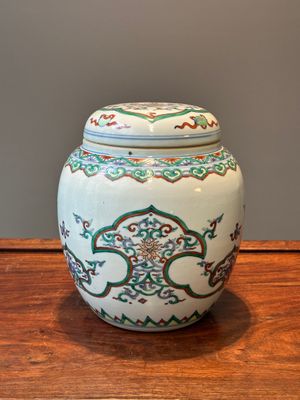 Een Chinese doucai 'lotusrol' pot met deksel, Kangxi/Yongzheng — foto 1