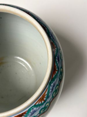 Een Chinese doucai 'lotusrol' pot met deksel, Kangxi/Yongzheng — foto 20