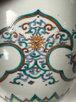 Een Chinese doucai 'lotusrol' pot met deksel, Kangxi/Yongzheng — foto 26