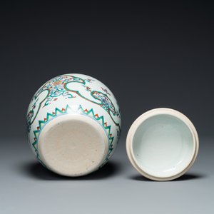 Een Chinese doucai 'lotusrol' pot met deksel, Kangxi/Yongzheng — foto 4