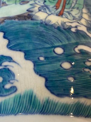Een Chinese doucai rouleau vaas met de '18 Luohan', 19/20e eeuw — foto 12