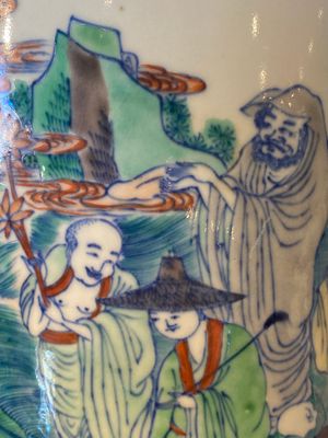 Een Chinese doucai rouleau vaas met de '18 Luohan', 19/20e eeuw — foto 15