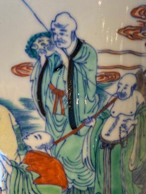 Een Chinese doucai rouleau vaas met de '18 Luohan', 19/20e eeuw — foto 16