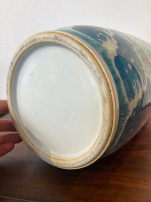 Een Chinese doucai rouleau vaas met de '18 Luohan', 19/20e eeuw — foto 8