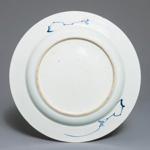 Een Chinese doucai schotel met floraal decor, Kangxi — foto 2
