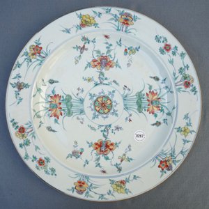 Een Chinese doucai schotel met floraal decor, Kangxi — foto 3