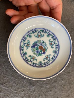 Een Chinese doucai schotel met floraal decor, Yongzheng merk, 19/20e eeuw — foto 1