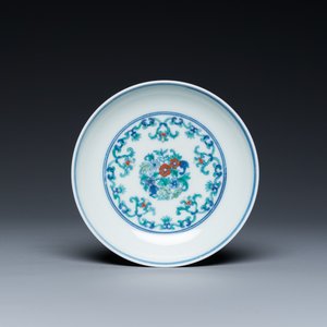 Een Chinese doucai schotel met floraal decor, Yongzheng merk, 19/20e eeuw — foto 1