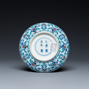 Een Chinese doucai schotel met floraal decor, Yongzheng merk, 19/20e eeuw — foto 2