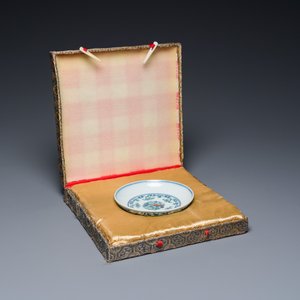 Een Chinese doucai schotel met floraal decor, Yongzheng merk, 19/20e eeuw — foto 4