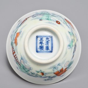 Een Chinese doucai theekom met spelende jongens, Yongzheng merk, 19/20e eeuw — foto 6