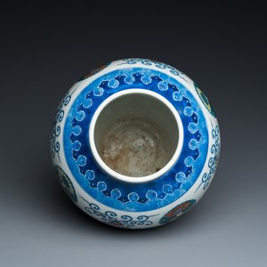 Een Chinese doucai vaas, Daoguang merk en periode — foto 5
