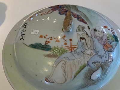 Een Chinese doucai vaas en een qianjiang cai dekselpot, 19/20e eeuw — foto 12