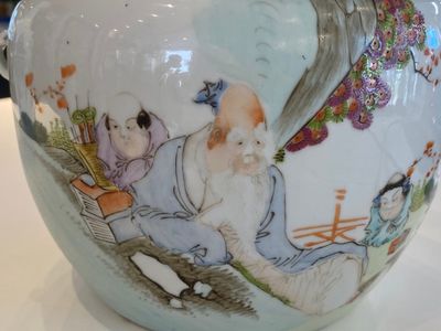 Een Chinese doucai vaas en een qianjiang cai dekselpot, 19/20e eeuw — foto 14