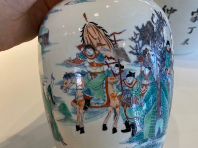 Een Chinese doucai vaas en een qianjiang cai dekselpot, 19/20e eeuw — foto 6