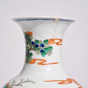 Een Chinese doucai vaas, Kangxi merk, en een Nanking famille rose craquelé vaasje, 19/20e eeuw — foto 7