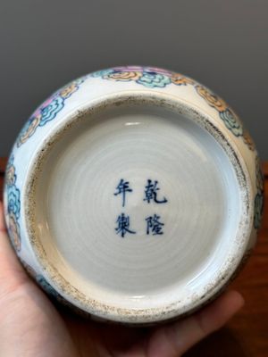 Een Chinese doucai vaas met 'Acht Onsterfelijken', Qianlong merk, Republiek — foto 12
