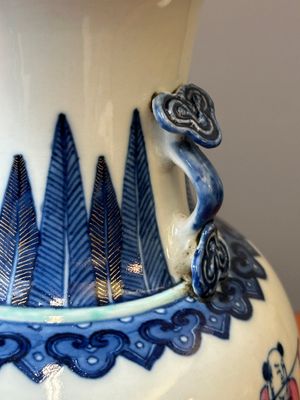 Een Chinese doucai vaas met 'Acht Onsterfelijken', Qianlong merk, Republiek — foto 6