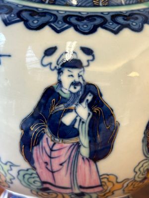 Een Chinese doucai vaas met 'Acht Onsterfelijken', Qianlong merk, Republiek — foto 10
