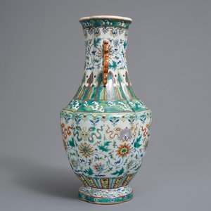 Een Chinese doucai vaas met lotusslingers, Qianlong merk, 19/20e eeuw — foto 2
