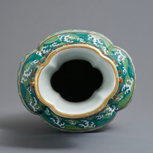 Een Chinese doucai vaas met lotusslingers, Qianlong merk, 19/20e eeuw — foto 5