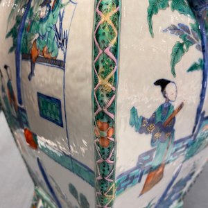 Een Chinese doucai vaas met olifantenoren, Qianlong/Jiaqing — foto 33