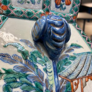 Een Chinese doucai vaas met olifantenoren, Qianlong/Jiaqing — foto 52