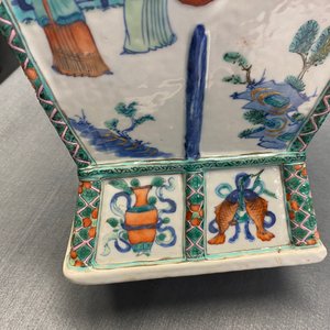 Een Chinese doucai vaas met olifantenoren, Qianlong/Jiaqing — foto 59