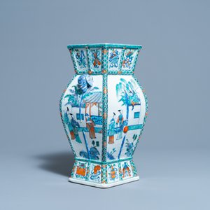 Een Chinese doucai vaas met olifantenoren, Qianlong/Jiaqing — foto 8