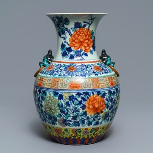 Een Chinese doucai vaas met pioenen, 19e eeuw — foto 1