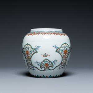 Een Chinese doucai vaas, Yongzheng merk, Republiek — foto 3