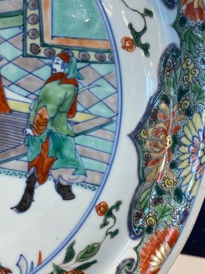 Een Chinese doucai-verte schotel met decor van een audiëntie bij een hoge ambtenaar, Kangxi — foto 5