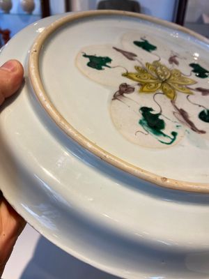 Een Chinese doucai-verte schotel met decor van een audiëntie bij een hoge ambtenaar, Kangxi — foto 8