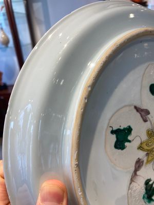 Een Chinese doucai-verte schotel met decor van een audiëntie bij een hoge ambtenaar, Kangxi — foto 9