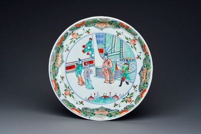 Een Chinese doucai-verte schotel met decor van een audiëntie bij een hoge ambtenaar, Kangxi