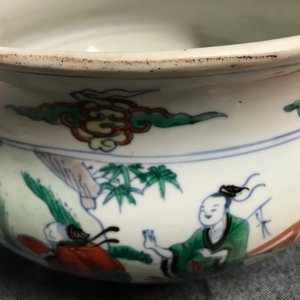 Een Chinese doucai wierookbrander met figuren in een landschap, Chenghua merk, Kangxi — foto 12