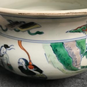 Een Chinese doucai wierookbrander met figuren in een landschap, Chenghua merk, Kangxi — foto 13