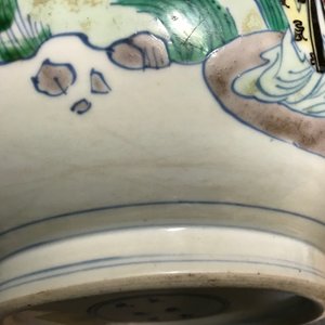Een Chinese doucai wierookbrander met figuren in een landschap, Chenghua merk, Kangxi — foto 15