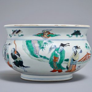 Een Chinese doucai wierookbrander met figuren in een landschap, Chenghua merk, Kangxi — foto 3