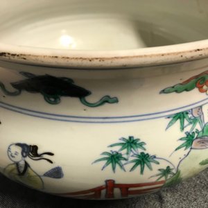 Een Chinese doucai wierookbrander met figuren in een landschap, Chenghua merk, Kangxi — foto 9