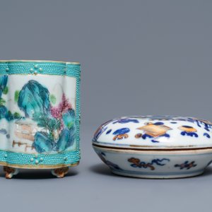 Een Chinese doucai zegelpasta dekseldoos en een famille rose penselenpot, Qianlong merken, 19e eeuw — foto 2