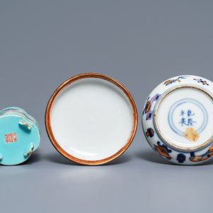 Een Chinese doucai zegelpasta dekseldoos en een famille rose penselenpot, Qianlong merken, 19e eeuw — foto 7