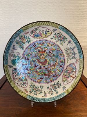Een Chinese 'draken' schotel in Canton email, Kangxi merk, Qianlong — foto 1