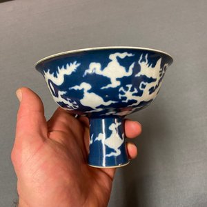 Een Chinese 'draken' stem cup met blauwe fondkleur, Xuande merk, Republiek — foto 11