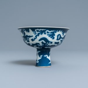 Een Chinese 'draken' stem cup met blauwe fondkleur, Xuande merk, Republiek — foto 2