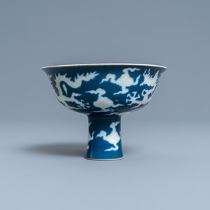 Een Chinese 'draken' stem cup met blauwe fondkleur, Xuande merk, Republiek — foto 3