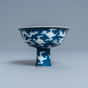 Een Chinese 'draken' stem cup met blauwe fondkleur, Xuande merk, Republiek — foto 5