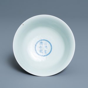 Een Chinese 'draken' stem cup met blauwe fondkleur, Xuande merk, Republiek — foto 7